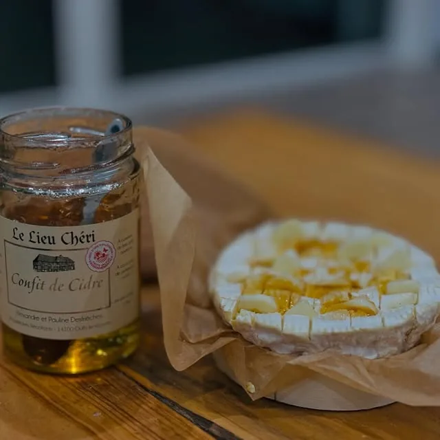 Confit de cidre et camembert de Normandie
