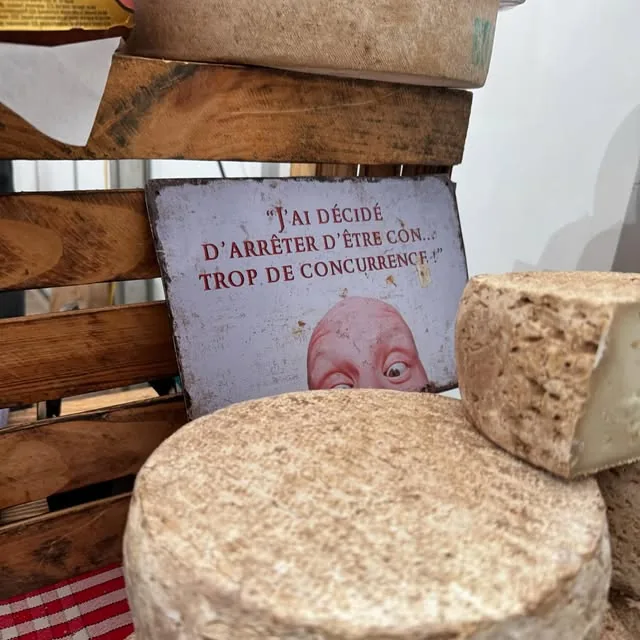 Fromages fermiers normands sur une caisse en bois