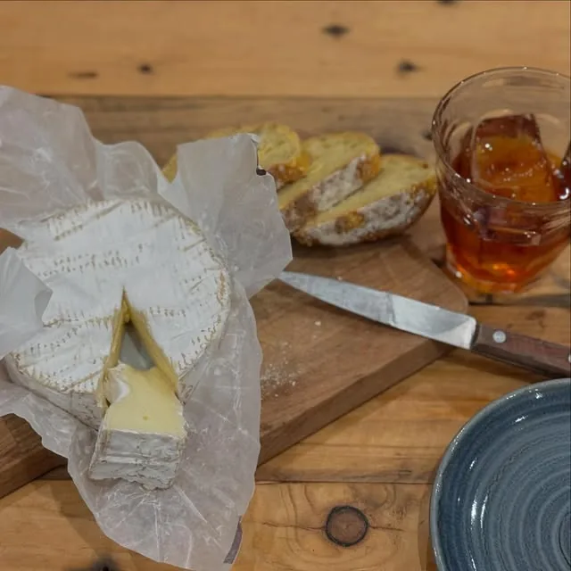 Planche de camembert et verre de cidre