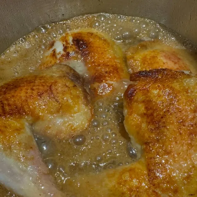 Poulet au cidre en cuisson