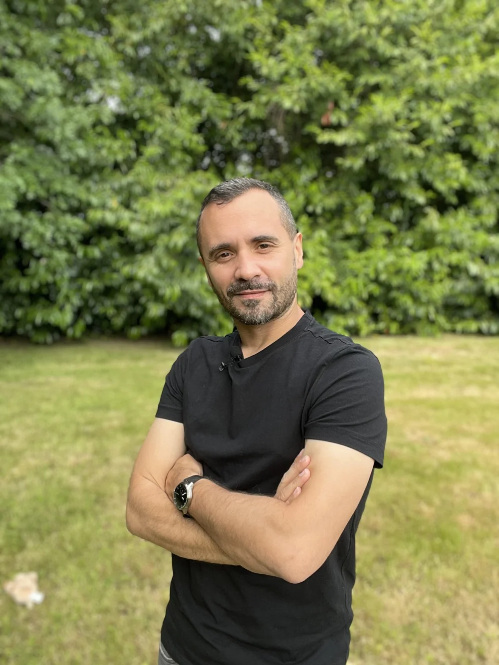 Yoan Lureault dans un jardin